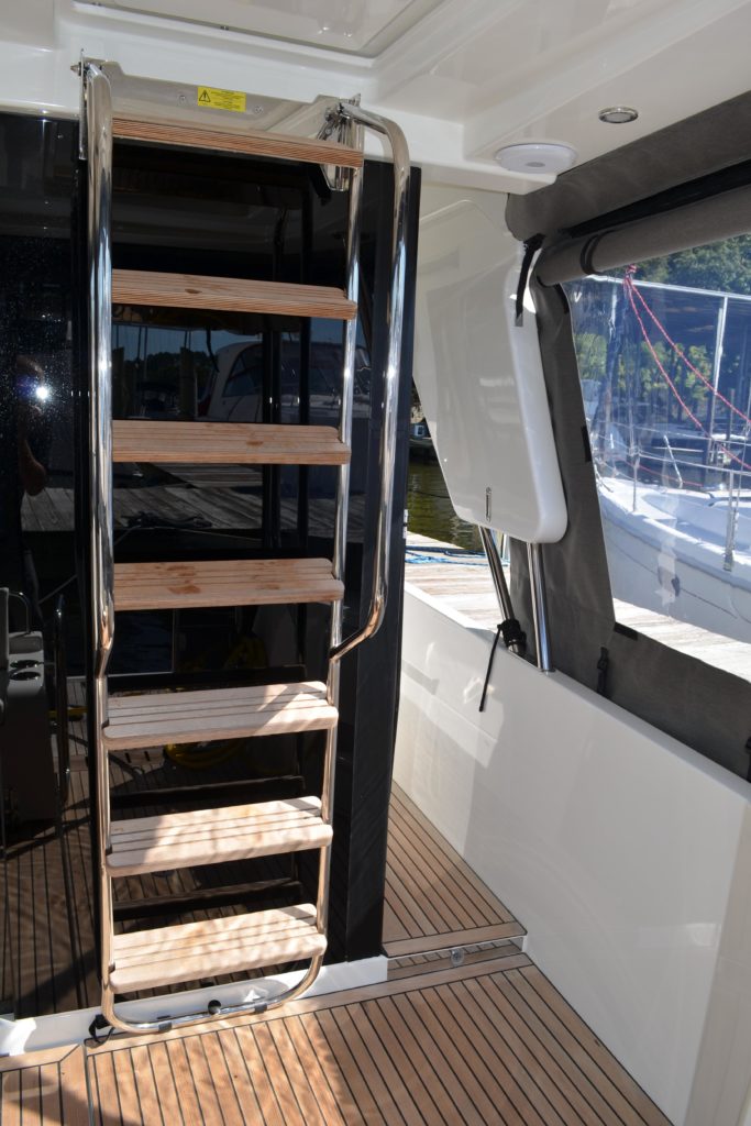 2023 Beneteau Swift Trawler 41 Fly - Ladder